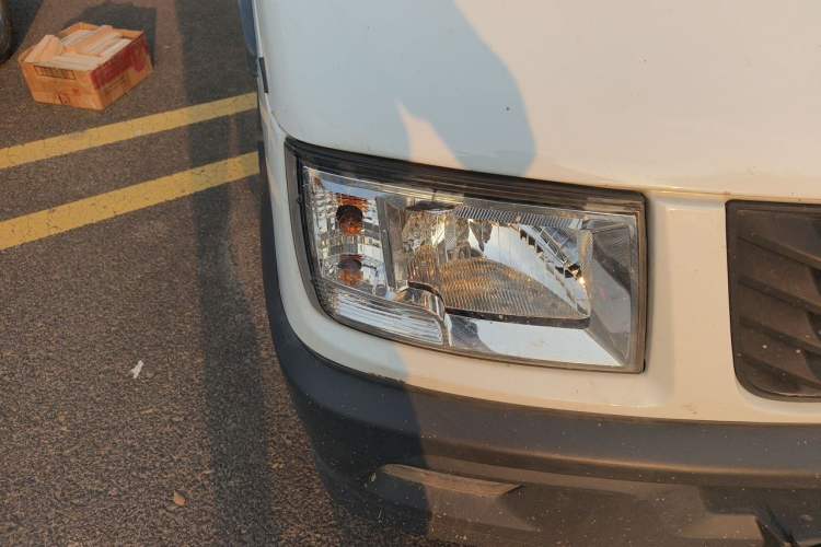 Used Iveco Daily 2022 2.5T A37 M1 Passenger Van 5-9 Seats Long Wheelbase Mid-Roof Design Dual Tires Manual Doors Right Front Headlight