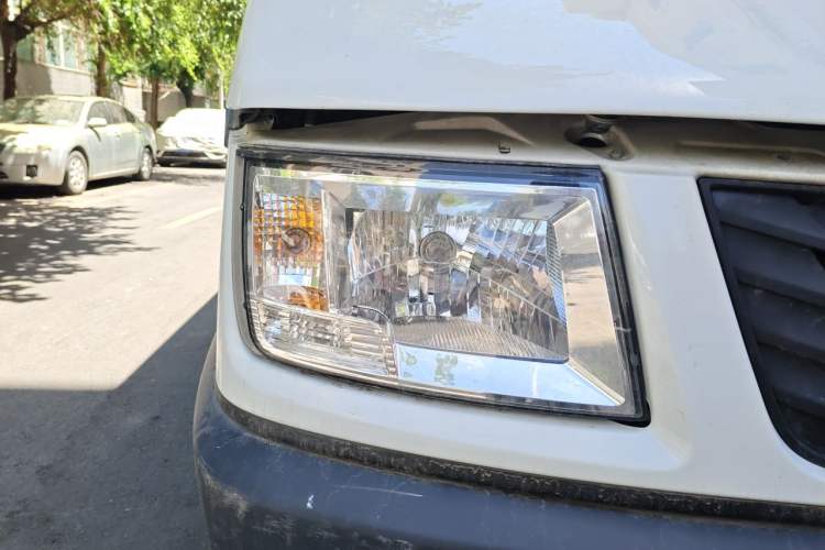 Used Iveco Daily 2022 2.5T A37 M1 Passenger Van 5-9 Seats Long Wheelbase Mid-Roof Design Dual Tires Side Sliding Doors Right Front Headlight