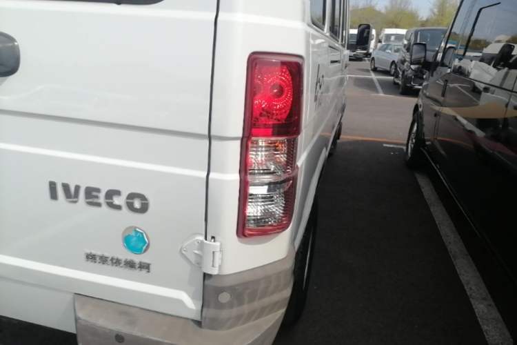 Used Iveco Daily 2022 2.5T A37 M1 Passenger Van 5-9 Seats Long Wheelbase Mid-Roof Design Dual Tires Manual Doors Right Rear Taillight