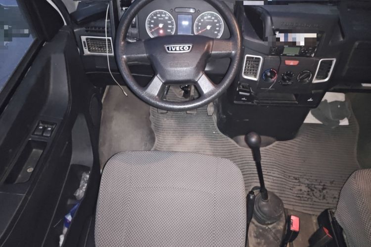 Used Iveco Daily 2022 2.5T A37 M1 Passenger Van 5-9 Seats Long Wheelbase Mid-Roof Design Dual Tires Side Sliding Doors Steering Wheel