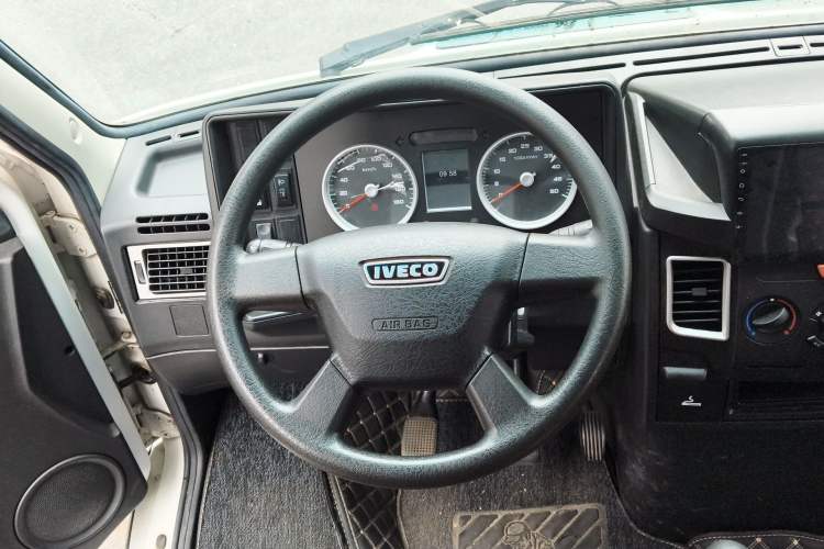 Used Iveco Daily 2022 2.5T A37 M1 Passenger Van 5-9 Seats Long Wheelbase Mid-Roof Design Dual Tires Manual Doors Steering Wheel