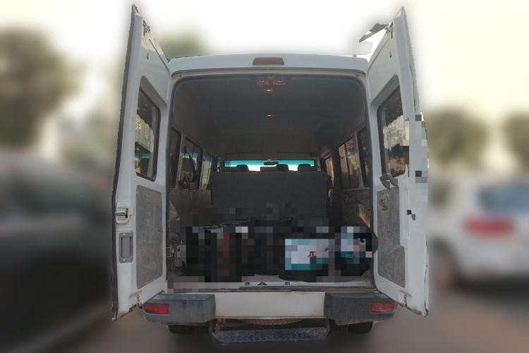 Used Iveco Daily 2022 2.5T A37 M1 Passenger Van 5-9 Seats Long Wheelbase Mid-Roof Design Dual Tires Manual Doors Trunk