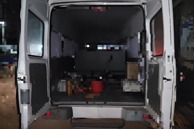 Used Iveco Daily 2022 2.5T A37 M1 Passenger Van 5-9 Seats Long Wheelbase Mid-Roof Design Dual Tires Side Sliding Doors Trunk