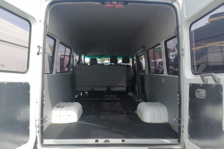 Used Iveco Daily 2022 2.5T A37 M1 Passenger Van 5-9 Seats Long Wheelbase Mid-Roof Design Dual Tires Manual Doors Trunk