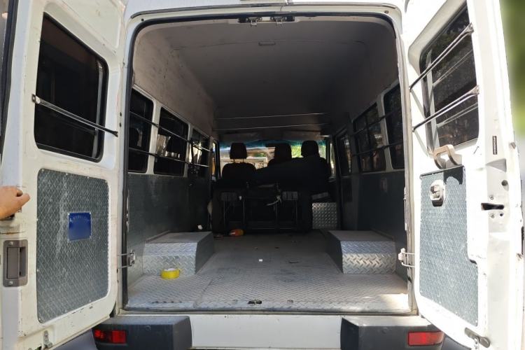 Used Iveco Daily 2022 2.5T A37 M1 Passenger Van 5-9 Seats Long Wheelbase Mid-Roof Design Dual Tires Side Sliding Doors Trunk
