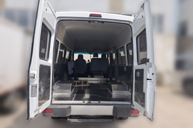 Used Iveco Daily 2022 2.5T A37 M1 Passenger Van 5-9 Seats Long Wheelbase Mid-Roof Design Dual Tires Side Sliding Doors Trunk