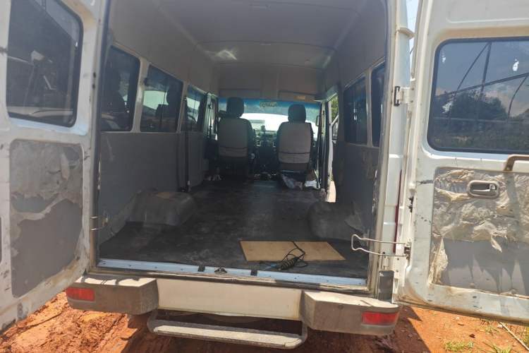 Used Iveco Daily 2022 2.5T A37 M1 Passenger Van 5-9 Seater Long Wheelbase Mid-Roof Design Dual Tires Manual Doors Trunk