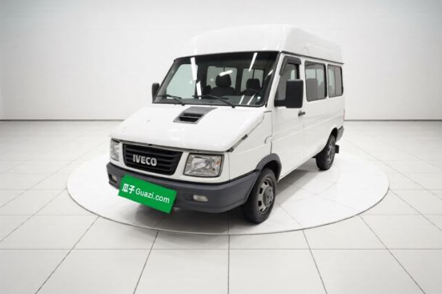 Used Iveco Daily 2022 2.5T A37 M1 Passenger Van 5-9 Seats Long Wheelbase Mid-Roof Design Dual Tires Manual Doors