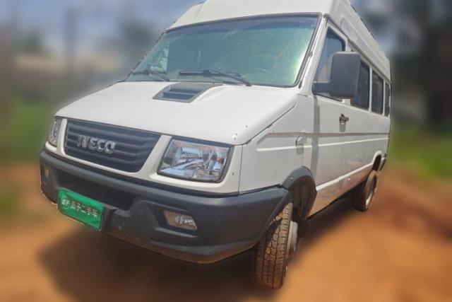 Used Iveco Daily 2022 2.5T A37 M1 Passenger Van 5-9 Seater Long Wheelbase Mid-Roof Design Dual Tires Manual Doors