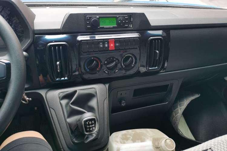 Used Iveco Daily 2023 2.5T A35M1 Short Wheelbase Mid-Roof Dual Tire Side-Sliding Doors 5–9 Seats Audio And AC Panel