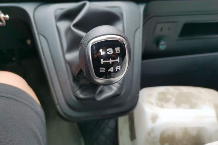 Used Iveco Daily 2023 2.5T A35M1 Short Wheelbase Mid-Roof Dual Tire Side-Sliding Doors 5–9 Seats Gear Lever