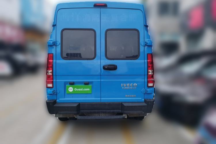 Used Iveco Daily 2023 2.5T A35M1 Short Wheelbase Mid-Roof Dual Tire Side-Sliding Doors 5–9 Seats Rear