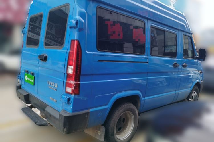 Used Iveco Daily 2023 2.5T A35M1 Short Wheelbase Mid-Roof Dual Tire Side-Sliding Doors 5–9 Seats Rear Right 45 Deg