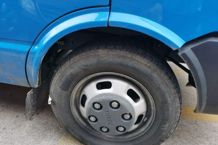 Used Iveco Daily 2023 2.5T A35M1 Short Wheelbase Mid-Roof Dual Tire Side-Sliding Doors 5–9 Seats Right Front Wheel Hub