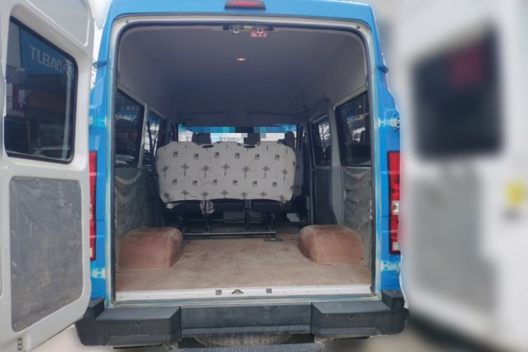 Used Iveco Daily 2023 2.5T A35M1 Short Wheelbase Mid-Roof Dual Tire Side-Sliding Doors 5–9 Seats Trunk