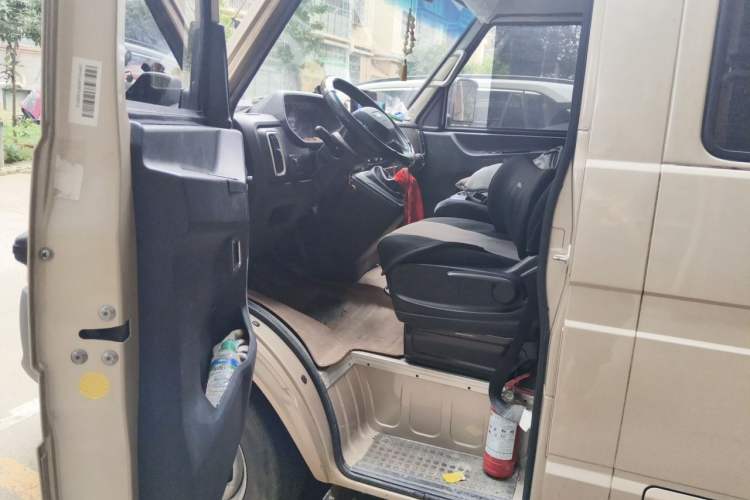 Used Iveco Daily 2023 2.5T A35M1 Multi-Purpose Passenger Vehicle Short Wheelbase Mid-Roof Design Dual Tires Manual Transmission Automatic Gearbox Driver Seat