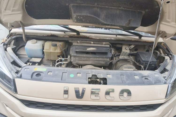 Used Iveco Daily 2023 2.5T A35M1 Multi-Purpose Passenger Vehicle Short Wheelbase Mid-Roof Design Dual Tires Manual Transmission Automatic Gearbox Engine Bay