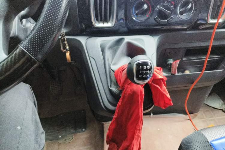 Used Iveco Daily 2023 2.5T A35M1 Multi-Purpose Passenger Vehicle Short Wheelbase Mid-Roof Design Dual Tires Manual Transmission Automatic Gearbox Gear Lever