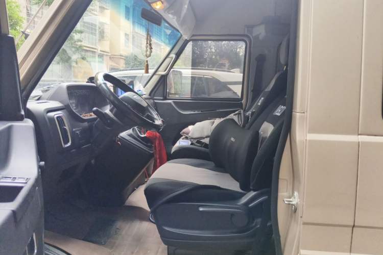 Used Iveco Daily 2023 2.5T A35M1 Multi-Purpose Passenger Vehicle Short Wheelbase Mid-Roof Design Dual Tires Manual Transmission Automatic Gearbox Left Front Seat