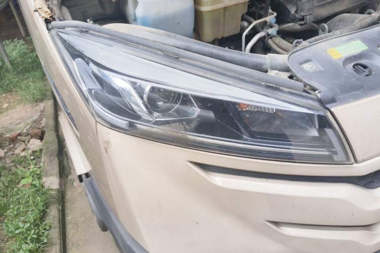 Used Iveco Daily 2023 2.5T A35M1 Multi-Purpose Passenger Vehicle Short Wheelbase Mid-Roof Design Dual Tires Manual Transmission Automatic Gearbox Right Front Headlight