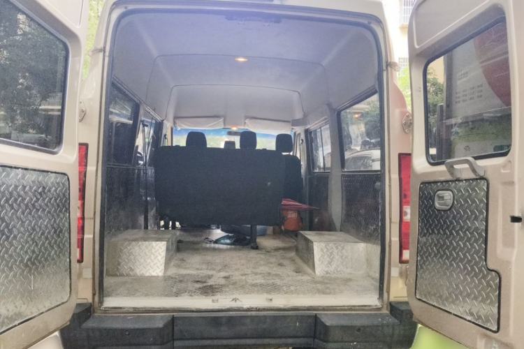 Used Iveco Daily 2023 2.5T A35M1 Multi-Purpose Passenger Vehicle Short Wheelbase Mid-Roof Design Dual Tires Manual Transmission Automatic Gearbox Trunk
