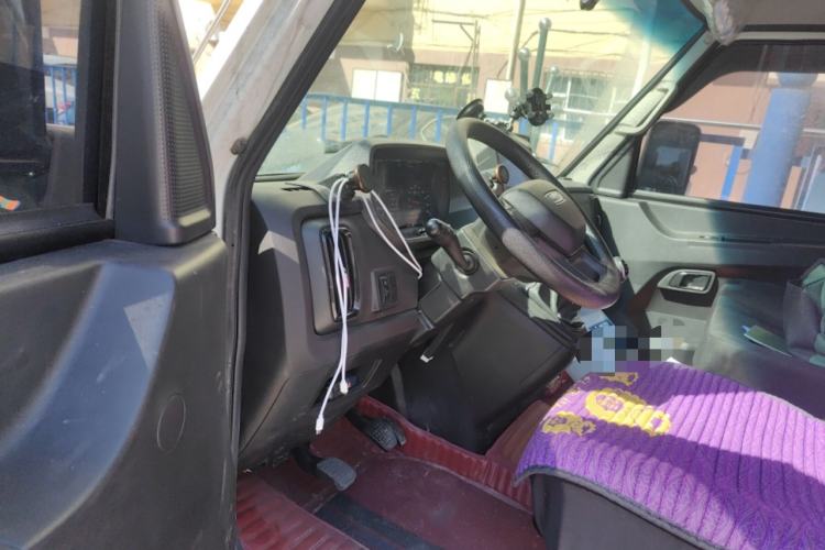 Used Iveco Daily 2023 2.5T V40 Van Long Wheelbase Mid-Roof Design Dual Tires Side-Swing Doors 2-3 Seater Driver Seat