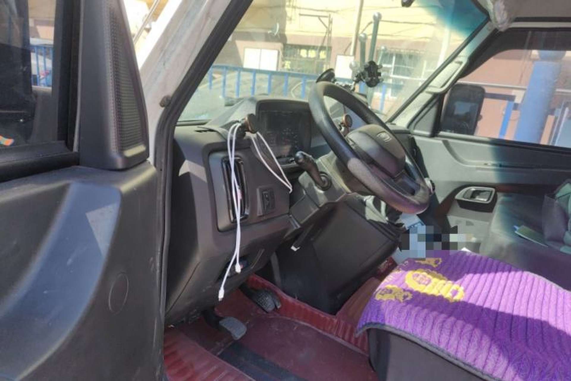 Used Iveco Daily 2023 2.5T V40 Van Long Wheelbase Mid-Roof Design Dual Tires Side-Swing Doors 2-3 Seater Driver Seat
