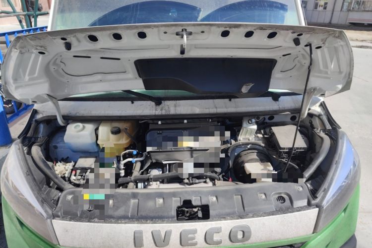 Used Iveco Daily 2023 2.5T V40 Van Long Wheelbase Mid-Roof Design Dual Tires Side-Swing Doors 2-3 Seater Engine Bay