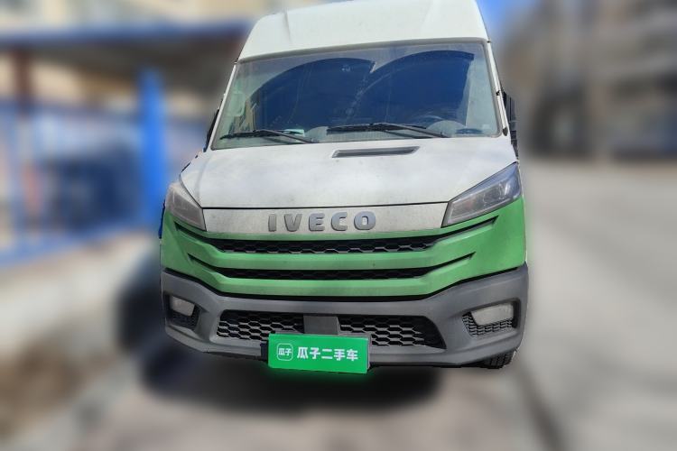 Used Iveco Daily 2023 2.5T V40 Van Long Wheelbase Mid-Roof Design Dual Tires Side-Swing Doors 2-3 Seater Front