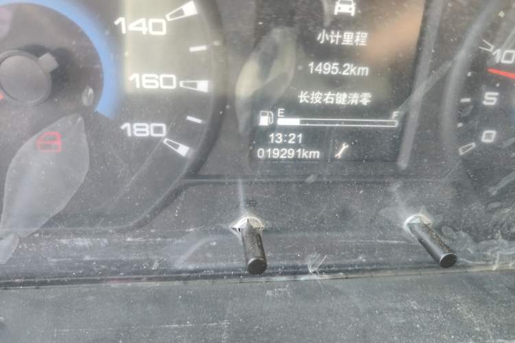 Used Iveco Daily 2023 2.5T V40 Van Long Wheelbase Mid-Roof Design Dual Tires Side-Swing Doors 2-3 Seater Odometer Close Up