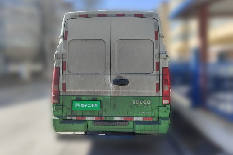 Used Iveco Daily 2023 2.5T V40 Van Long Wheelbase Mid-Roof Design Dual Tires Side-Swing Doors 2-3 Seater Rear
