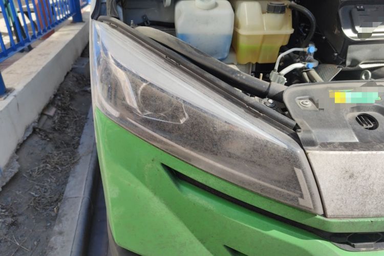 Used Iveco Daily 2023 2.5T V40 Van Long Wheelbase Mid-Roof Design Dual Tires Side-Swing Doors 2-3 Seater Right Front Headlight