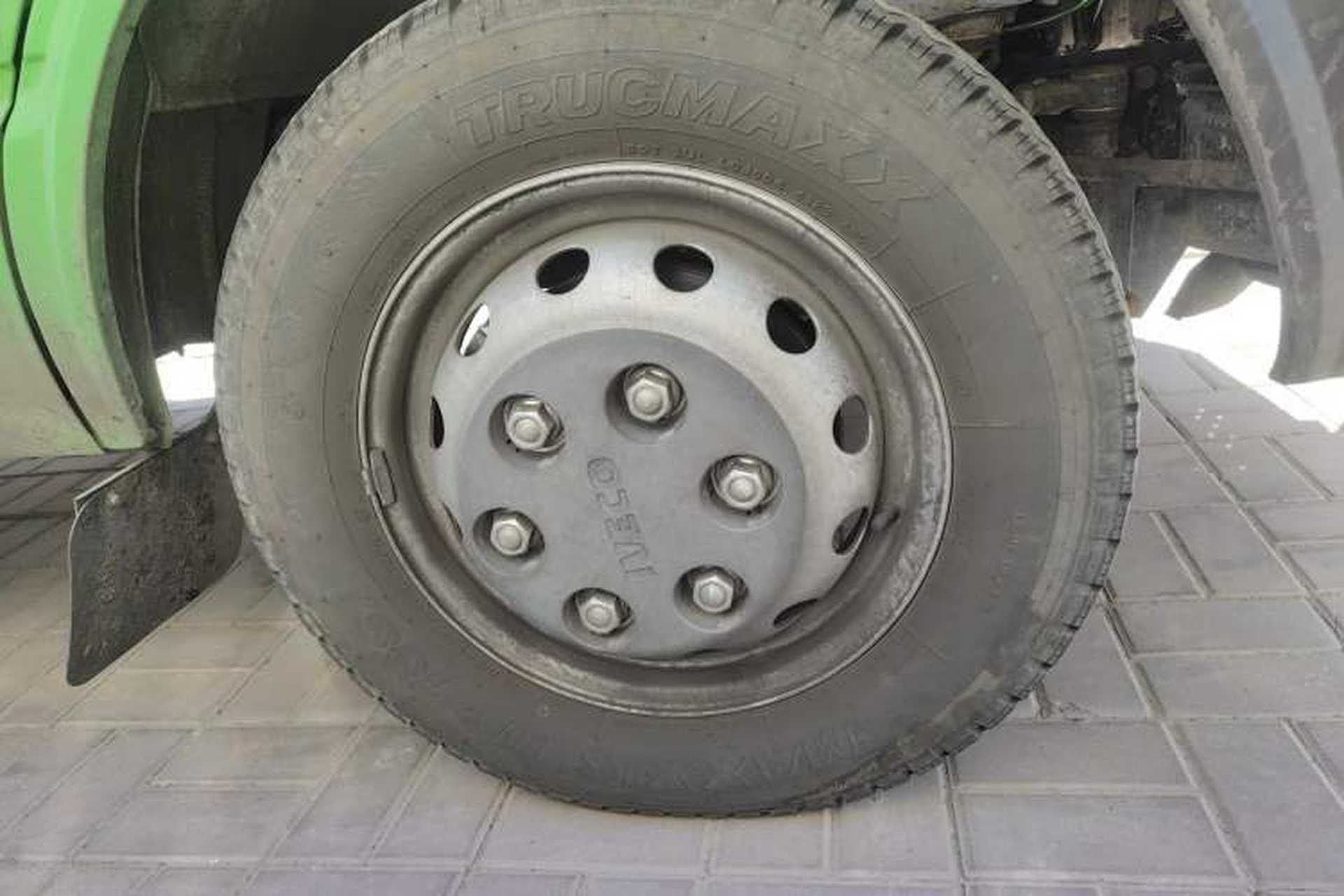 Used Iveco Daily 2023 2.5T V40 Van Long Wheelbase Mid-Roof Design Dual Tires Side-Swing Doors 2-3 Seater Right Front Wheel Hub