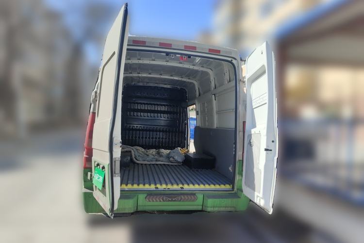 Used Iveco Daily 2023 2.5T V40 Van Long Wheelbase Mid-Roof Design Dual Tires Side-Swing Doors 2-3 Seater Trunk