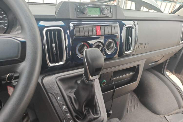 Used Iveco Daily 2023 2.5T A37M1 Multi-Purpose Passenger Vehicle Long Wheelbase Mid-Roof Dual Tires Manual Transmission Automatic Gearbox Audio And AC Panel
