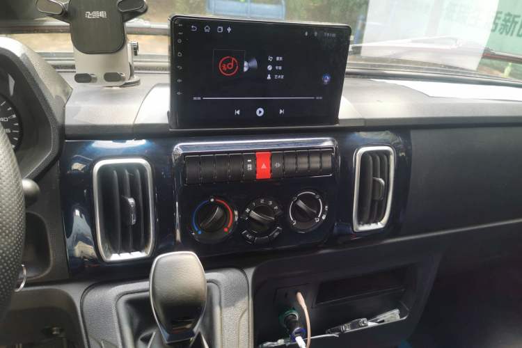 Used Iveco Daily 2023 2.5T A35M1 Multi-Purpose Passenger Vehicle Short Wheelbase Low Roof Single-Tire Side-Sliding Door Automatic Transmission Audio And AC Panel