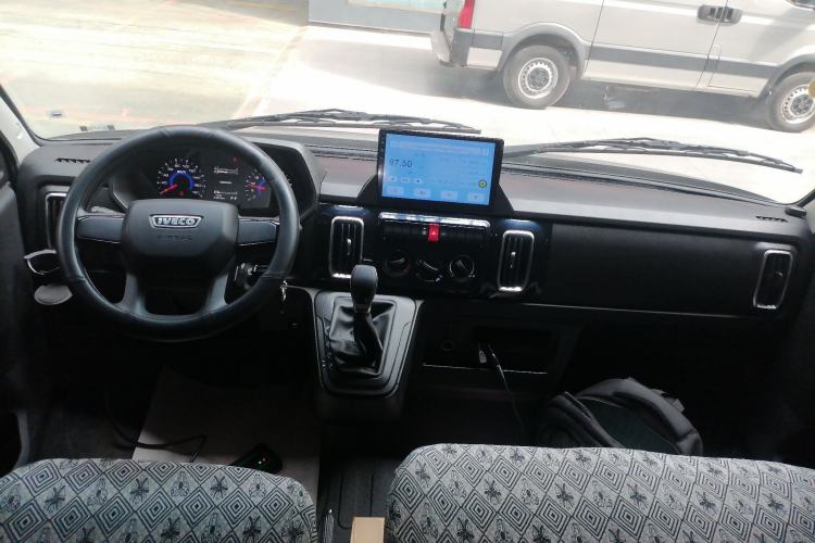 Used Iveco Daily 2023 2.5T A35M1 Multi-Purpose Passenger Vehicle Short Wheelbase Low Roof Single Tire Manual Transmission with Automatic Option Center Console