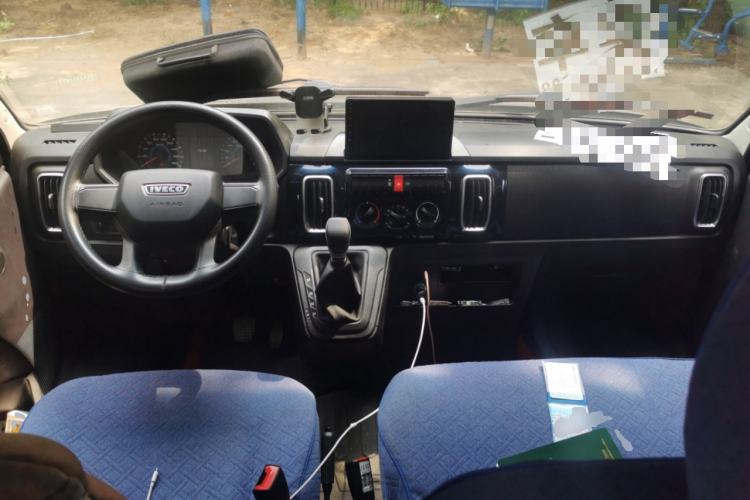 Used Iveco Daily 2023 2.5T A35M1 Multi-Purpose Passenger Vehicle Short Wheelbase Low Roof Single-Tire Side-Sliding Door Automatic Transmission Center Console