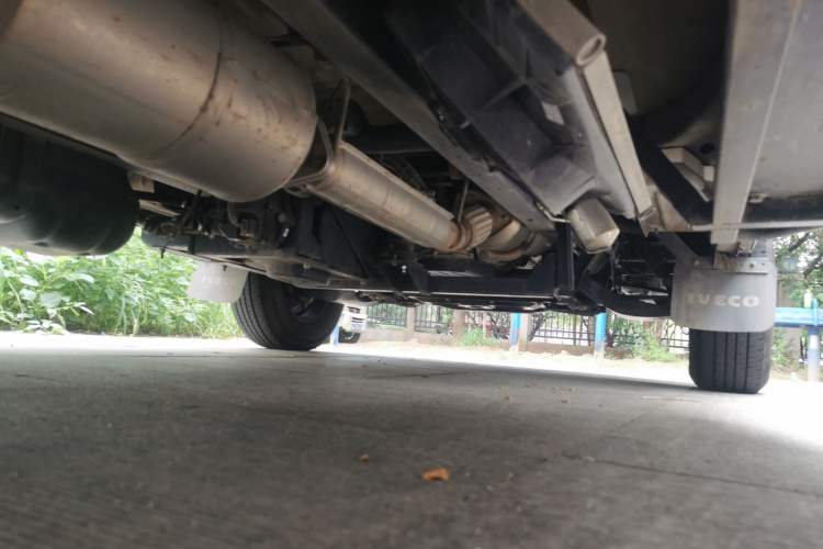 Used Iveco Daily 2023 2.5T A35M1 Multi-Purpose Passenger Vehicle Short Wheelbase Low Roof Single-Tire Side-Sliding Door Automatic Transmission Chassis Rear Right