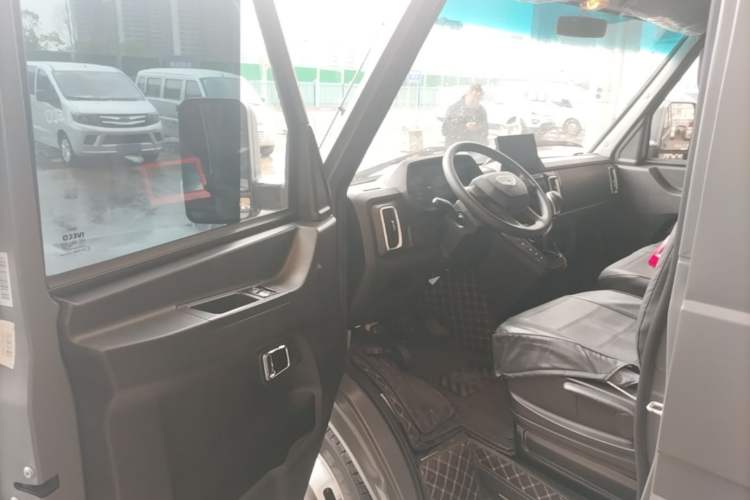 Used Iveco Daily 2023 2.5T A37M1 Multi-Purpose Passenger Vehicle Long Wheelbase Mid-Roof Design Dual Side Sliding Doors Automatic Transmission Driver Seat