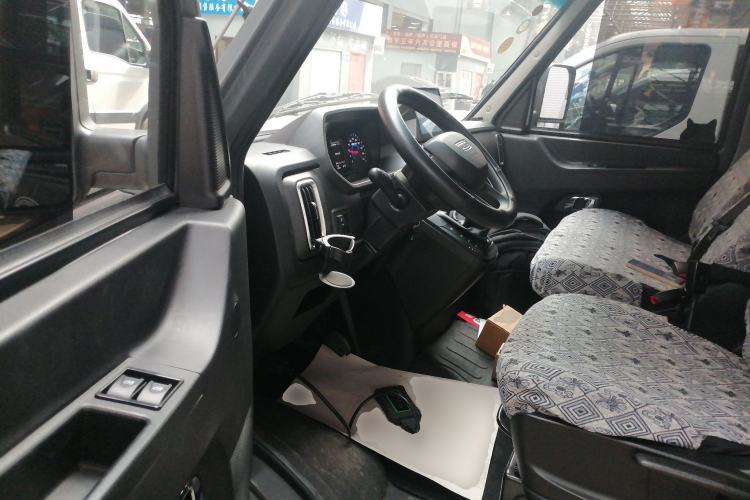 Used Iveco Daily 2023 2.5T A35M1 Multi-Purpose Passenger Vehicle Short Wheelbase Low Roof Single Tire Manual Transmission with Automatic Option Driver Seat