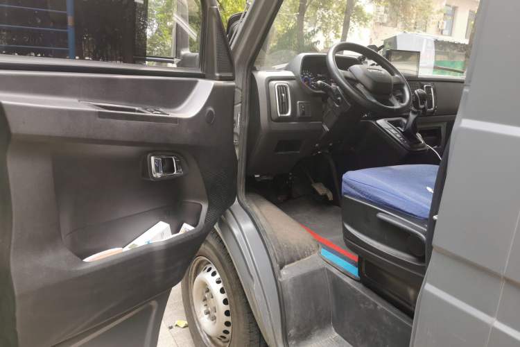 Used Iveco Daily 2023 2.5T A35M1 Multi-Purpose Passenger Vehicle Short Wheelbase Low Roof Single-Tire Side-Sliding Door Automatic Transmission Driver Seat