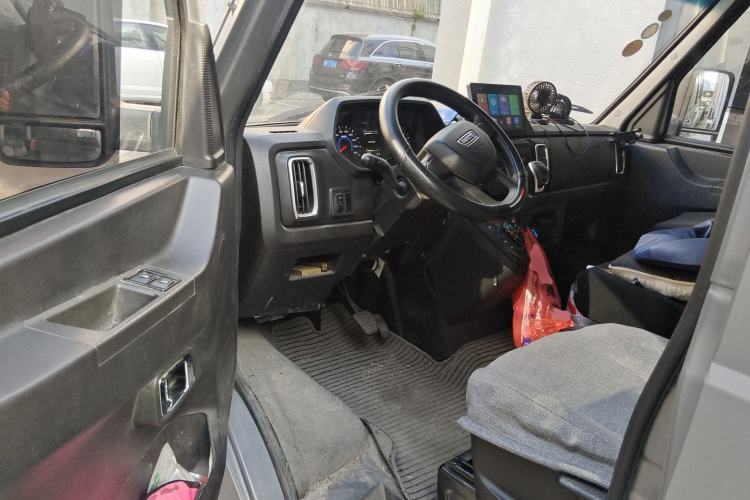Used Iveco Daily 2023 2.5T A37M1 Multi-Purpose Passenger Vehicle Long Wheelbase Mid-Roof Design Dual Side Sliding Doors Automatic Transmission Driver Seat