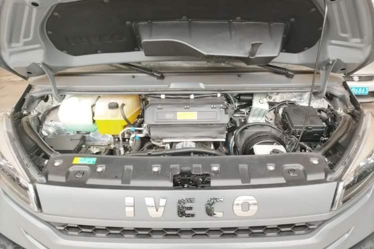 Used Iveco Daily 2023 2.5T A37M1 Multi-Purpose Passenger Vehicle Long Wheelbase Mid-Roof Design Dual Side Sliding Doors Automatic Transmission Engine Bay