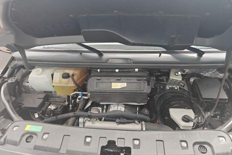 Used Iveco Daily 2023 2.5T A37M1 Multi-Purpose Passenger Vehicle Long Wheelbase Mid-Roof Dual Tires Manual Transmission Automatic Gearbox Engine Bay