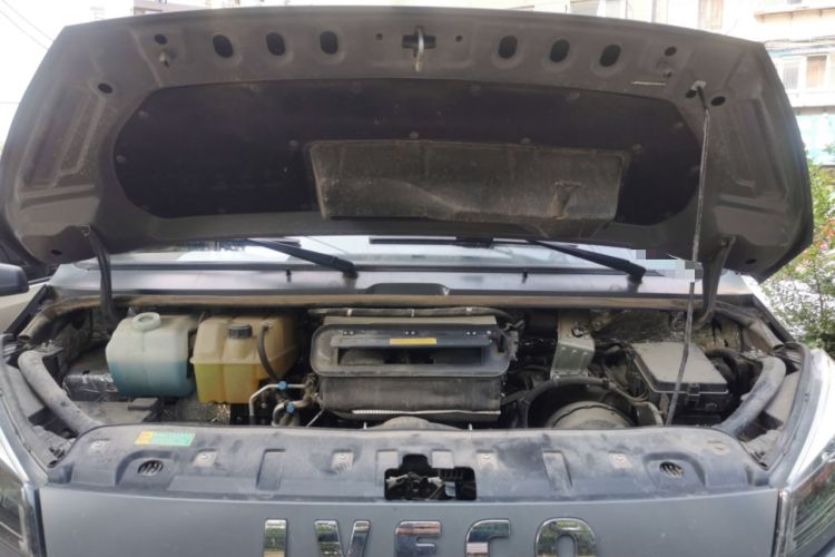Used Iveco Daily 2023 2.5T A35M1 Multi-Purpose Passenger Vehicle Short Wheelbase Low Roof Single-Tire Side-Sliding Door Automatic Transmission Engine Bay