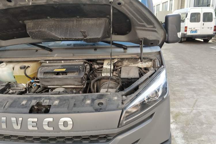 Used Iveco Daily 2023 2.5T A37M1 Multi-Purpose Passenger Vehicle Long Wheelbase Mid-Roof Design Dual Side Sliding Doors Automatic Transmission Engine Bay Left