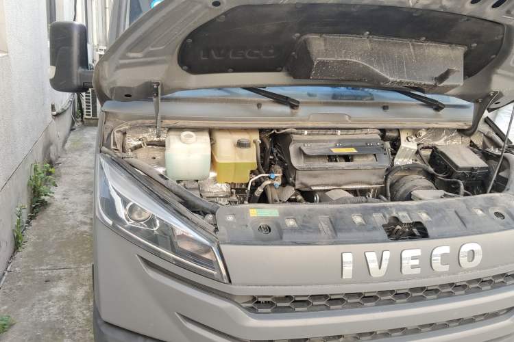 Used Iveco Daily 2023 2.5T A37M1 Multi-Purpose Passenger Vehicle Long Wheelbase Mid-Roof Design Dual Side Sliding Doors Automatic Transmission Engine Bay Right