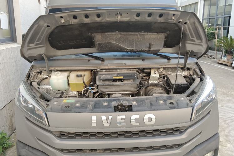 Used Iveco Daily 2023 2.5T A37M1 Multi-Purpose Passenger Vehicle Long Wheelbase Mid-Roof Design Dual Side Sliding Doors Automatic Transmission Engine Bay