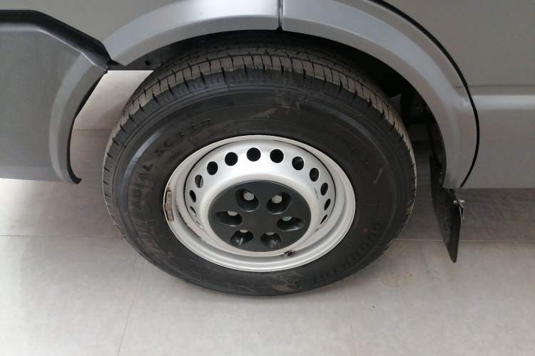 Used Iveco Daily 2023 2.5T A35M1 Multi-Purpose Passenger Vehicle Short Wheelbase Low Roof Single Tire Manual Transmission with Automatic Option Exterior 4
